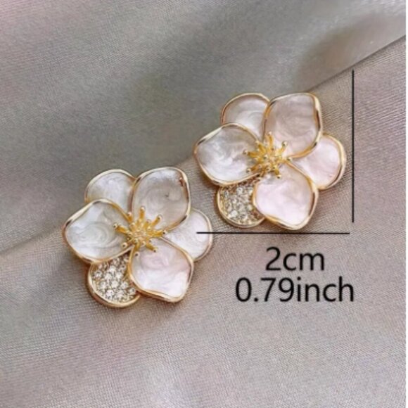 FREE 💗With Purchase💗 Gold Plated White/Cream Enamel Floral Stud - NEW - Picture 2 of 3